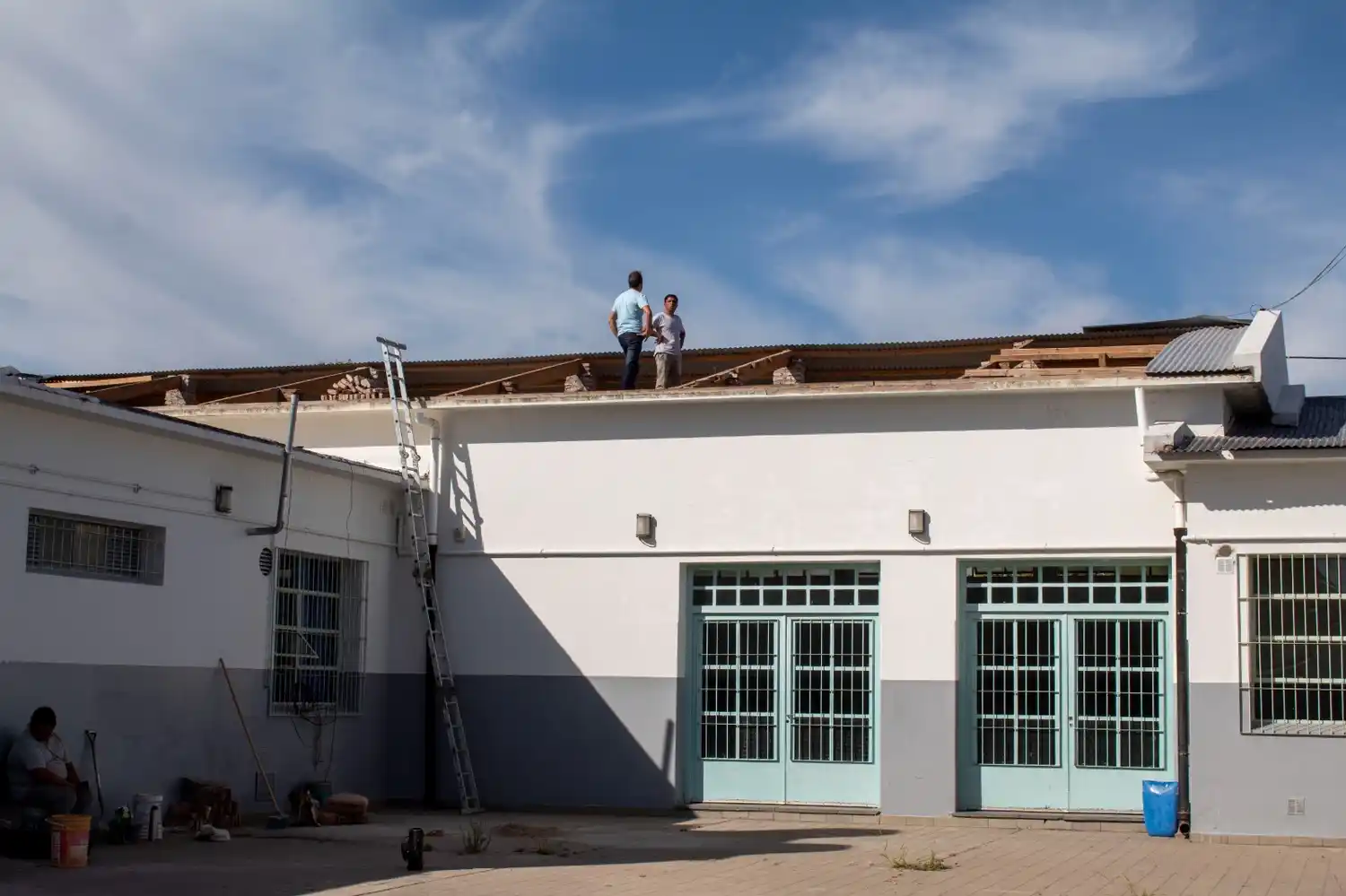 Realizan el cambio del techo en la Escuela 15