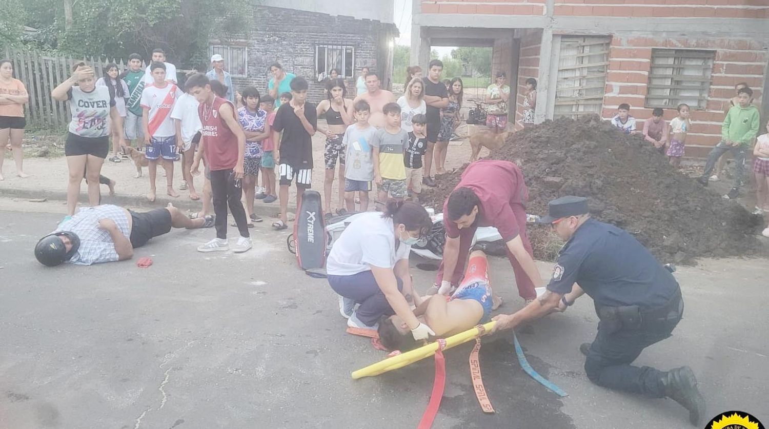 Choque entre cuatriciclo y moto deja a un menor y un adulto gravemente heridos