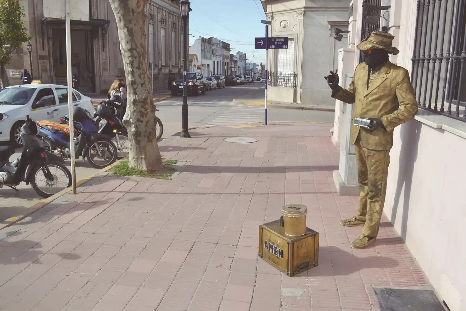 La estatua viviente, quién es y qué hace en Victoria