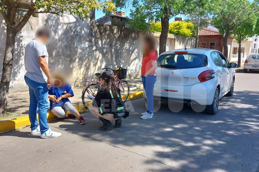 Una ciclista con dolores en extremidades, tras accidentarse contra un automóvil