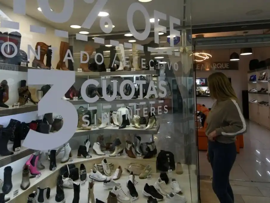 Según analiza el índice, la medición de consumo por situación personal cayó 12,89% en el octavo mes del año. Foto: Archivo / Manuel Fabatía.