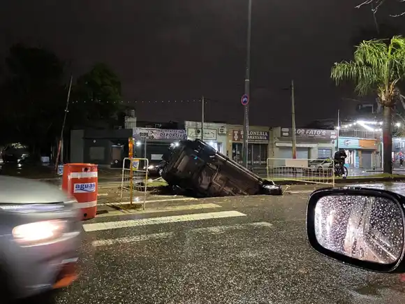 Una camioneta cayó en un pozo de Aguas Santafesinas en Provincias Unidas y Pampa