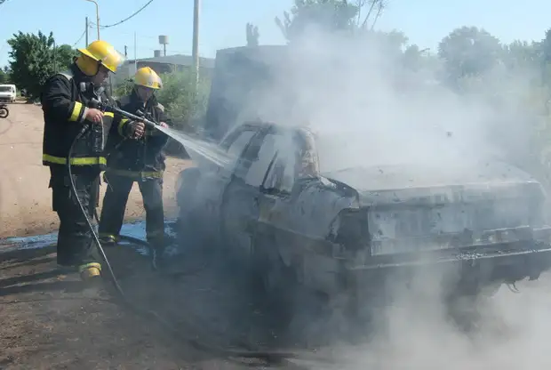 Las llamas devoraron el auto de un hombre de 82 años