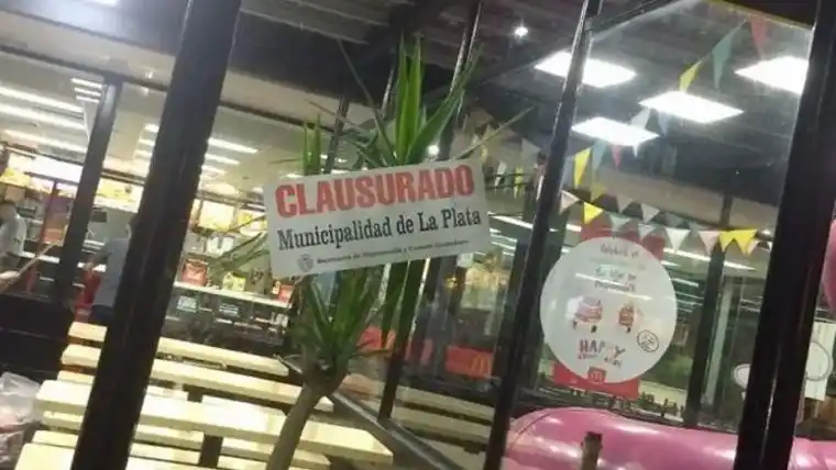 Clausuran Mc Donald’s en La Plata: hallan excremento de ratas y cucarachas