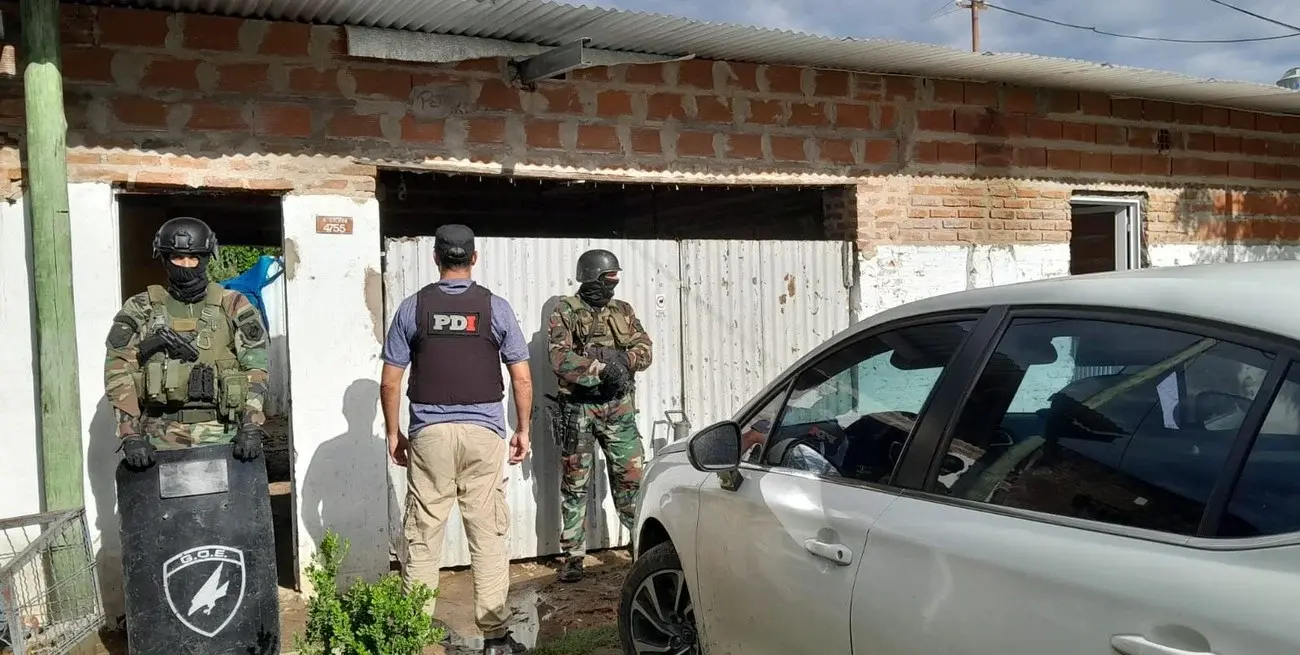 Allanamientos y secuestros: encontraron plantas de marihuana, cogollos, cocaína y dinero en efectivo