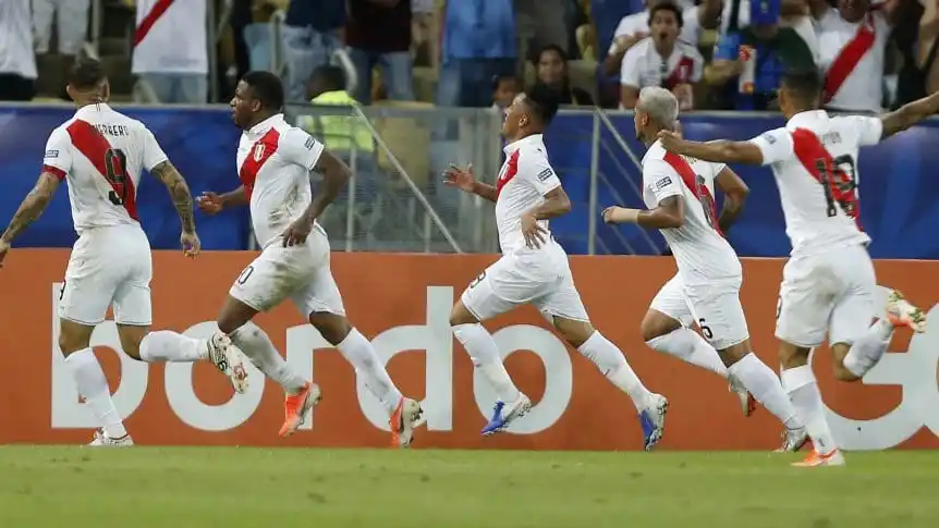 Perú goleó a Chile y se metió en la final ante Brasil