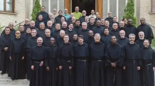 Se acordó el uso de un hábito negro con cinturón de cuero.