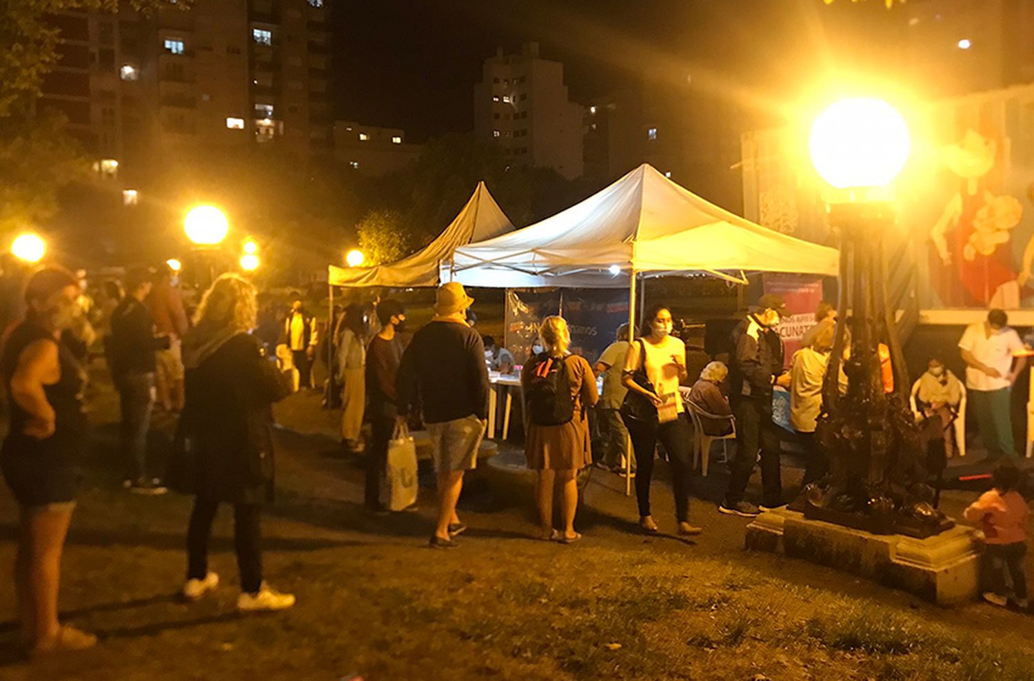 Casi 27 mil bonaerenses y turistas de todo el país fueron inmunizados en la "Noche de las Vacunas"