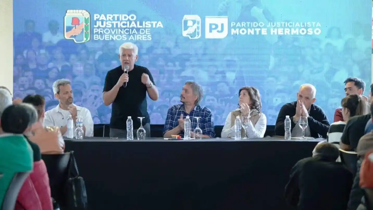 Alejandro Dichiara en un acto del PJ bonaerense en respaldo a Cristina Kirchner. (Foto @enriquedichiara)