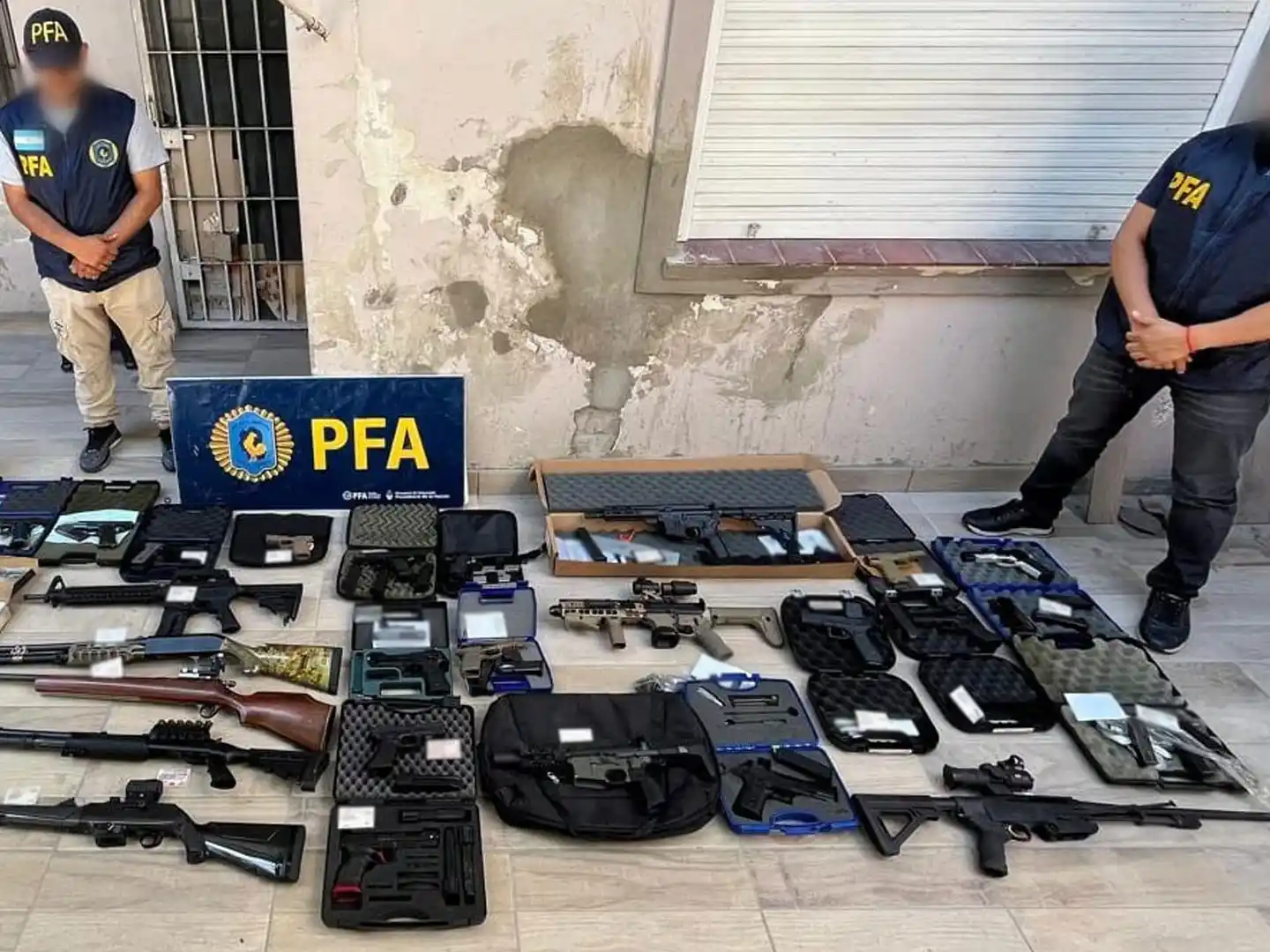 La policía secuestró 60 armas y más de 2.000 municiones.