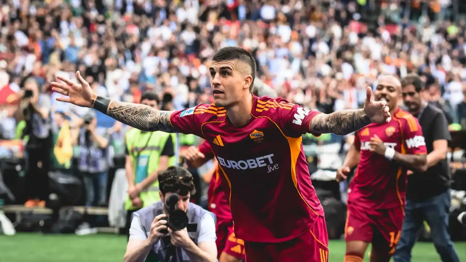 Mancini anotó los goles de Roma.