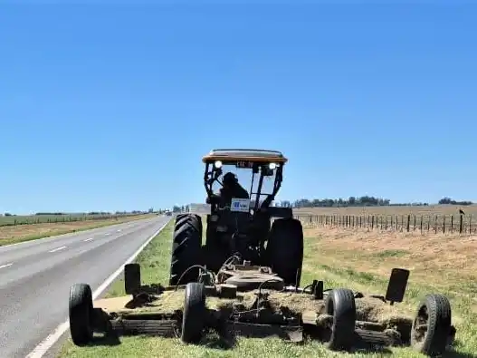 La máquina trabajando en la banquina.