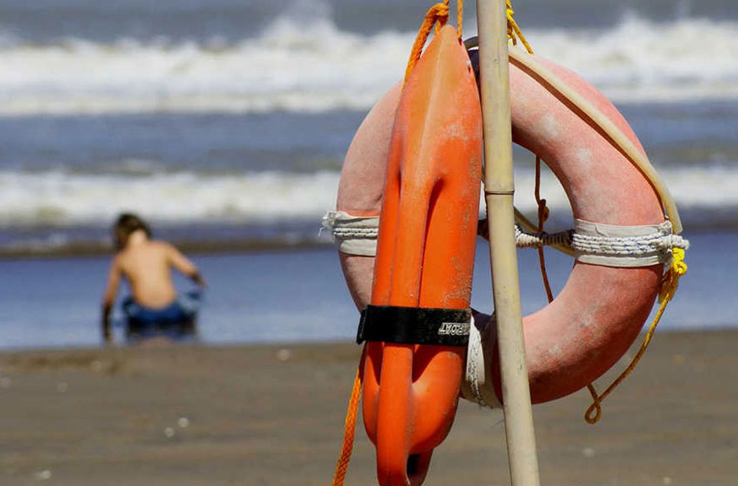 Guardavidas alertan que no hay protocolos ni reemplazos de seguridad en playas públicas