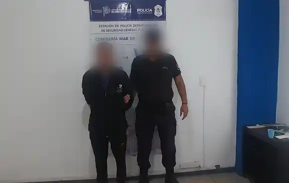 Lo arrestaron por golpear a un hombre que trataba de abrir un auto