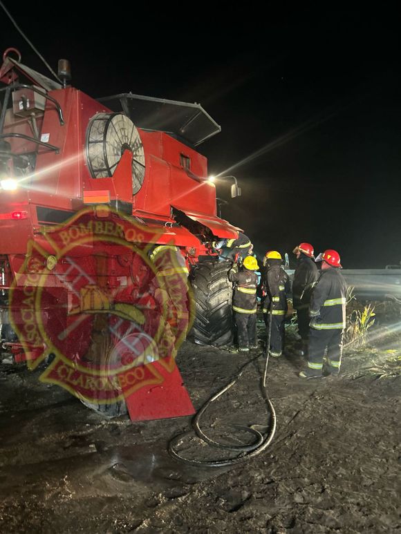 Bomberos controlaron un incendio de cosechadora en un campo cercano a Lin Calel