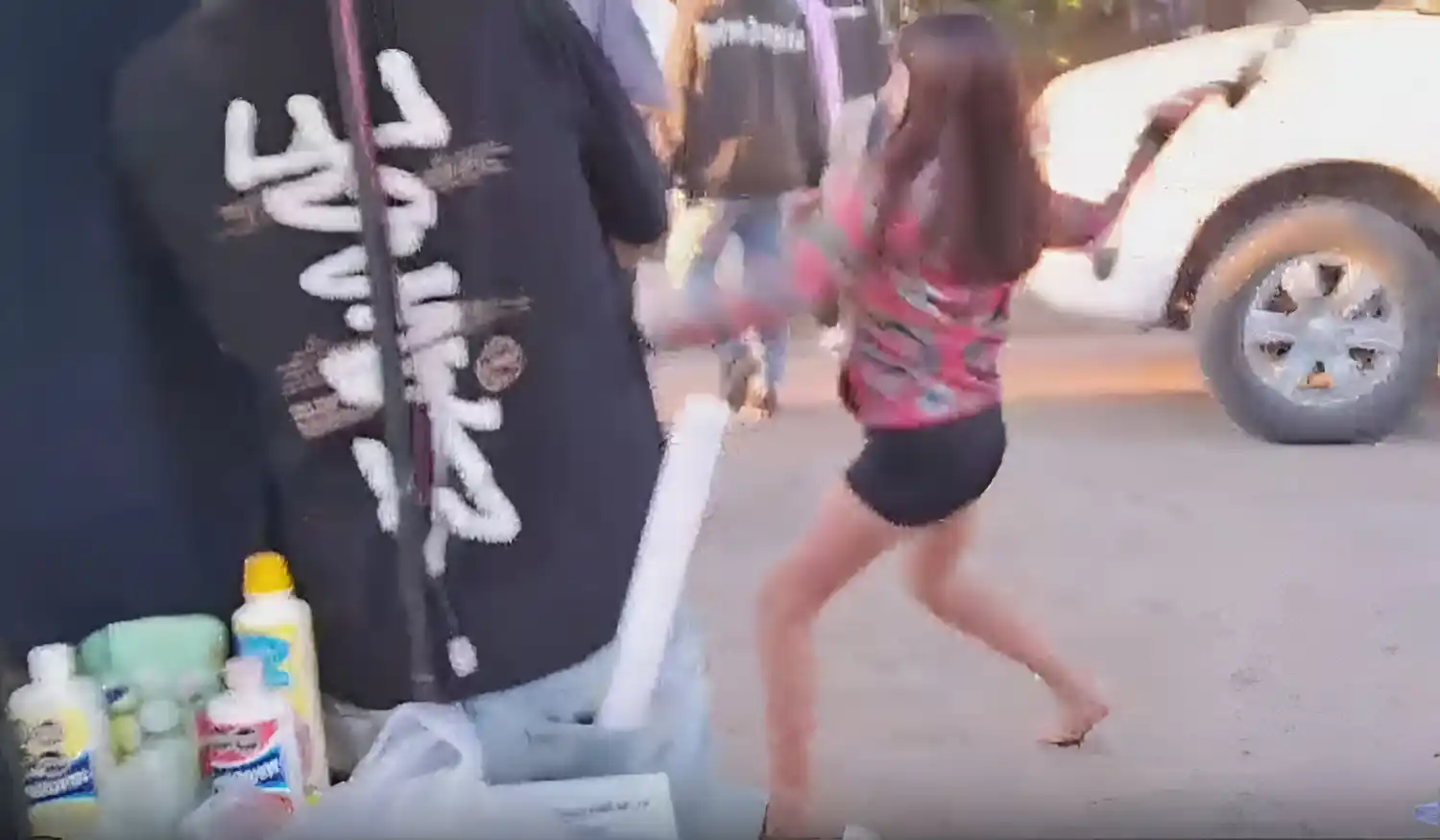 El momento en el que una de las protagonistas le tira con su calzado a la panchera.