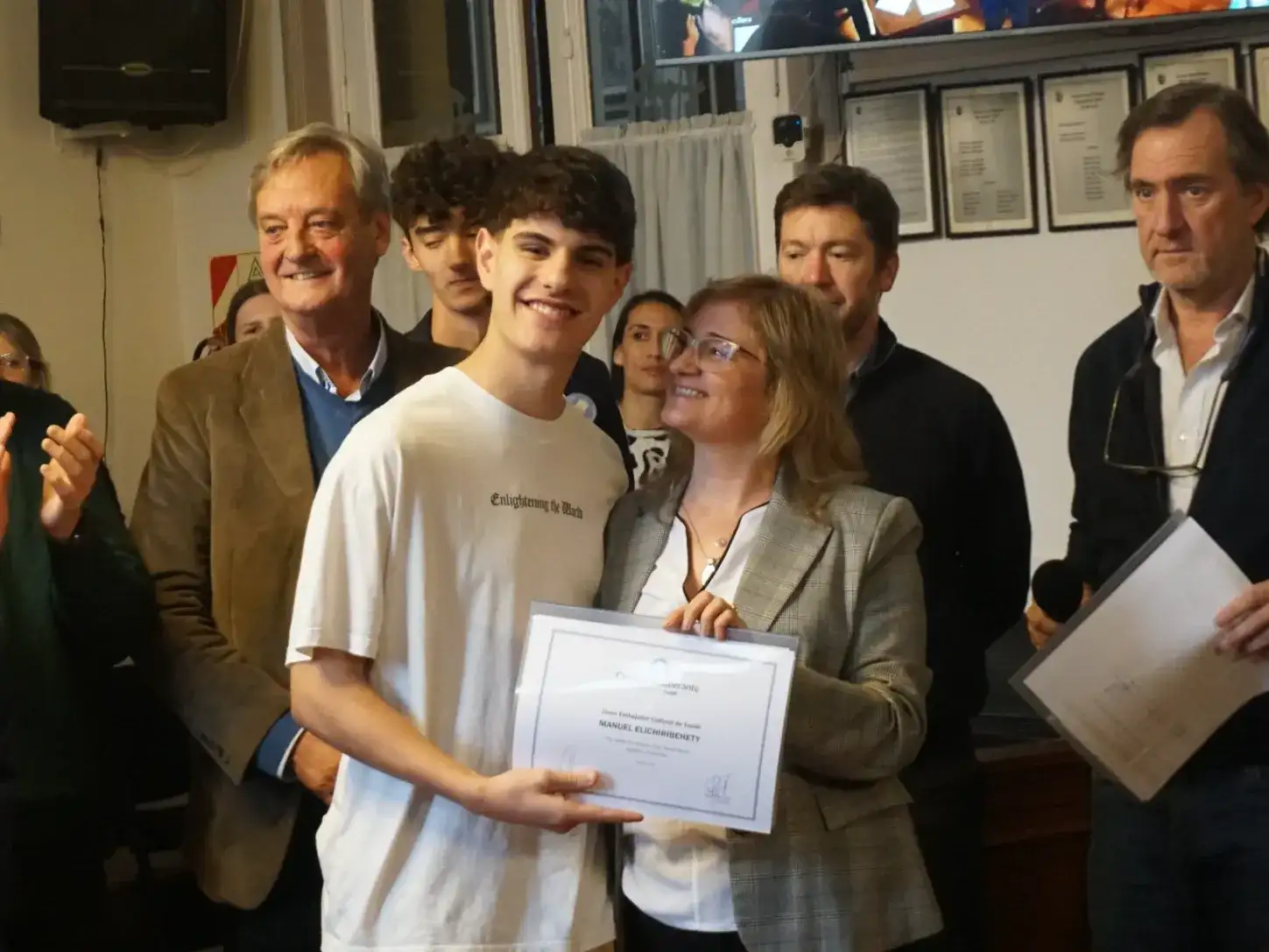 La entrega del diploma a Manuel Elichiribehety de parte de la radical Maridé Condino.