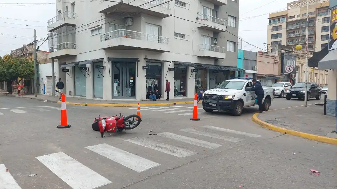 Personal de la policía local custodiaba los vehículos involucrados. Foto: La Opinión.