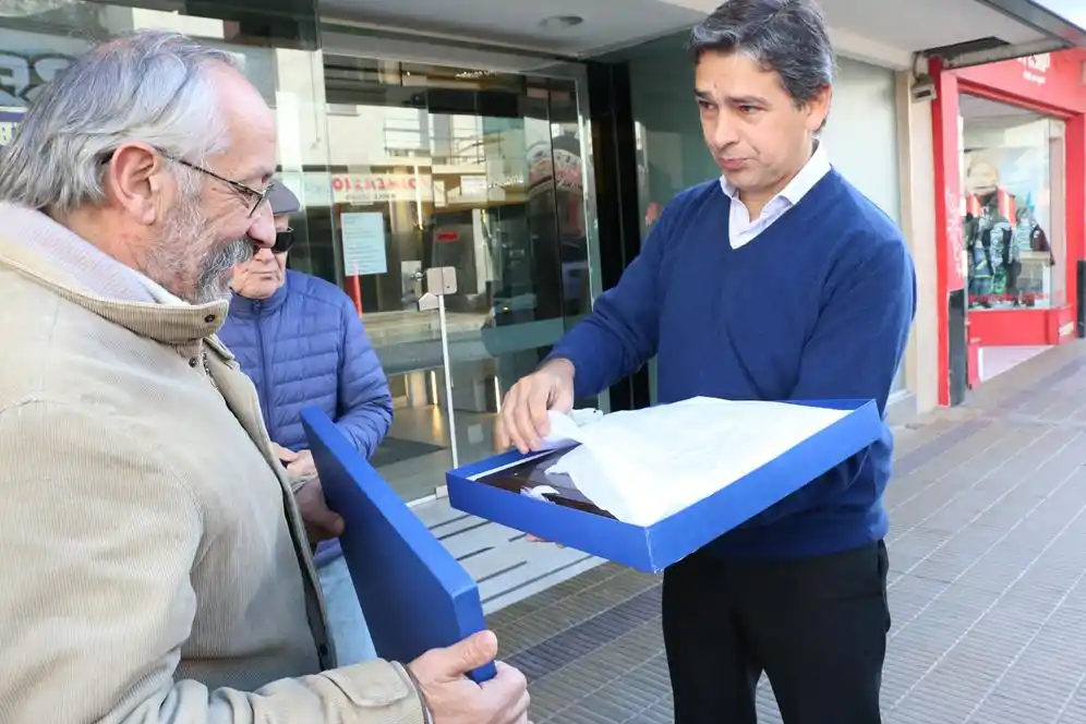 La familia Montani puso una placa donde funcionó la emblemática Confitería Norma