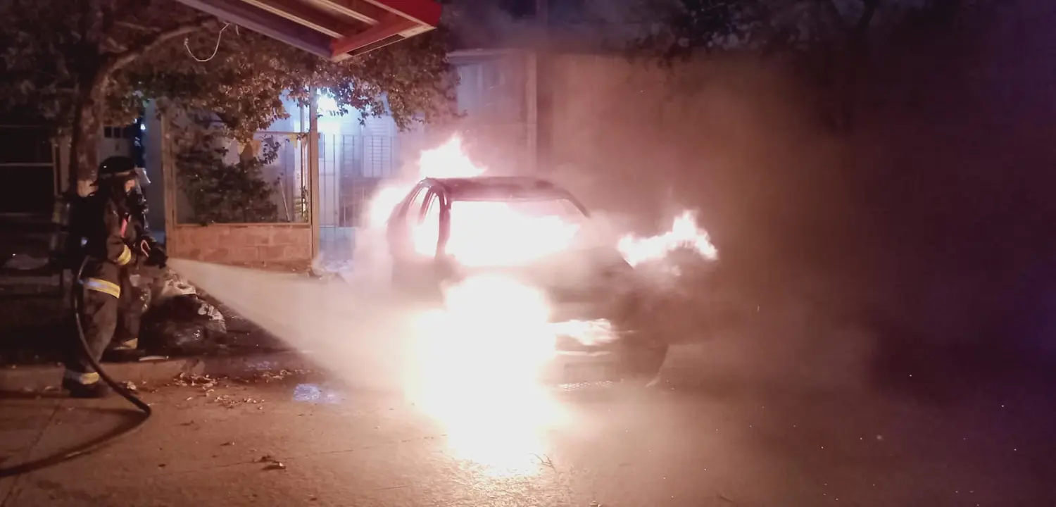 Un auto quedó consumido por las llamas en la madrugada y puso en alerta a todo el barrio Güemes