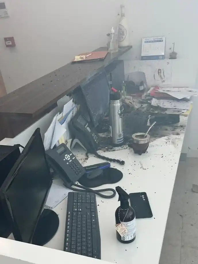 Asi quedó el escritorio donde explotó