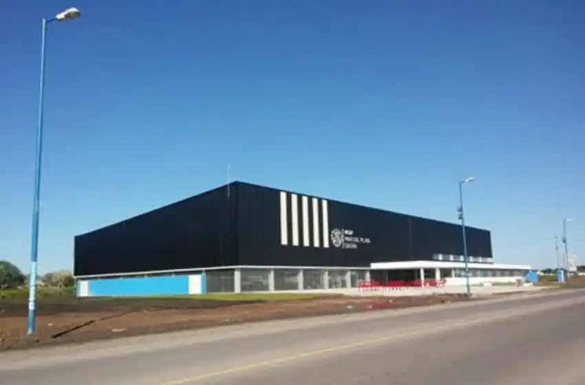 Buscan regular la publicidad en los polideportivos barriales