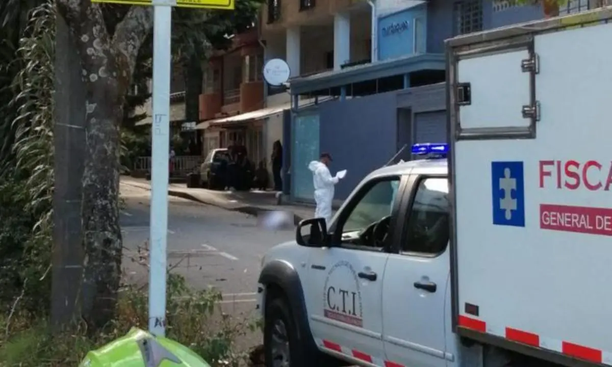 Se asomó al balcón y lo mató una bala perdida