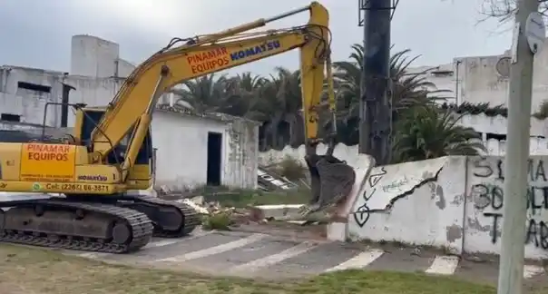 Demuelen emblemático boliche de Pinamar: Pasará a funcionar como un bar de playa