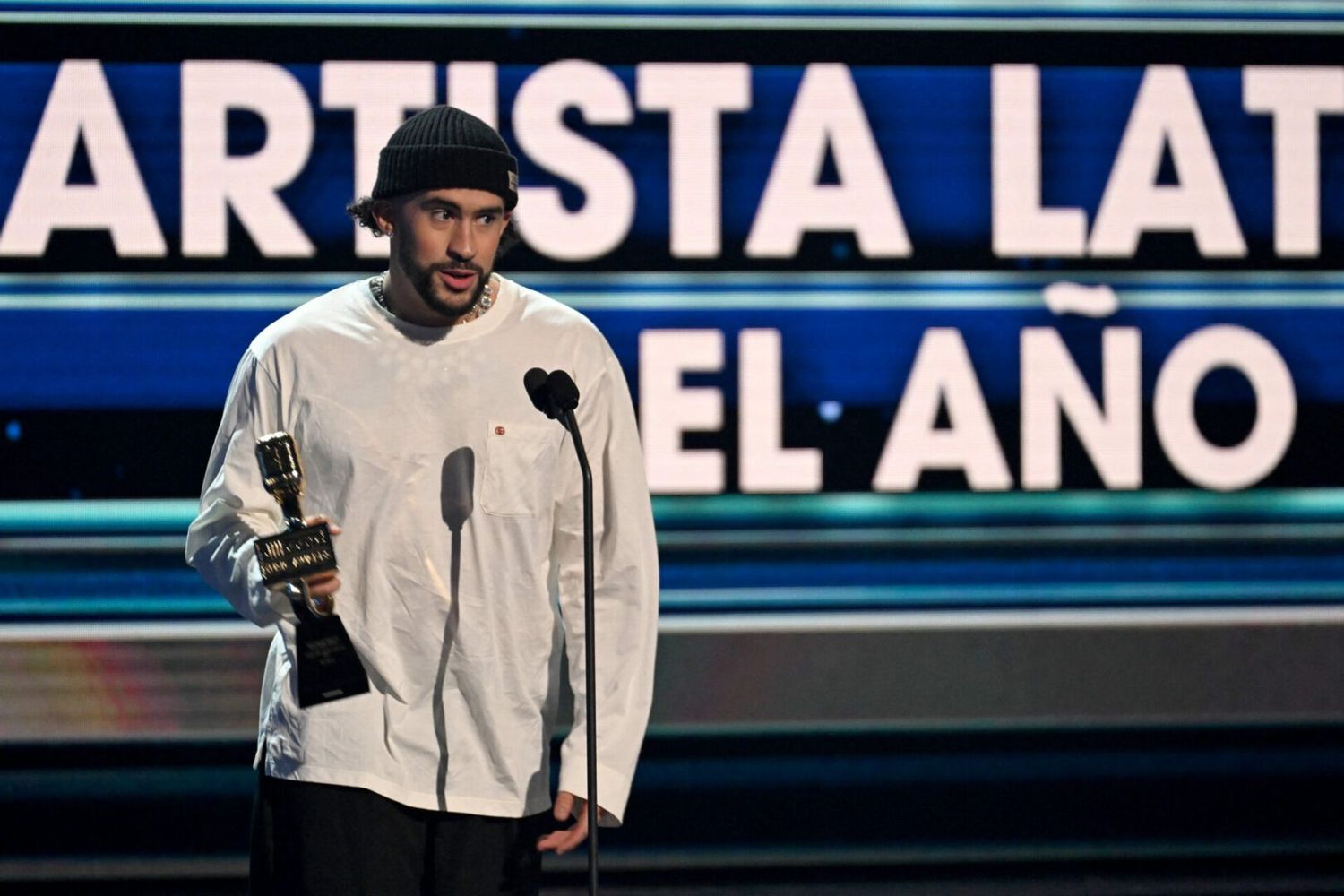 Bad Bunny rompe el silencio sobre el teléfono que le tiró a una fan, envía indirecta a Karol G y más