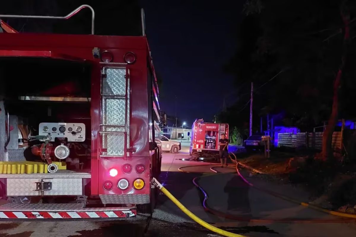 Tres dotaciones de Bomberos Voluntarios de Quilmes arribaron rápidamente al lugar