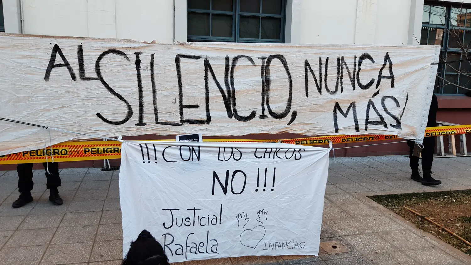 Foto de archivo: movilización frente a la institución educativa | Crédito: RADIO RAFAELA