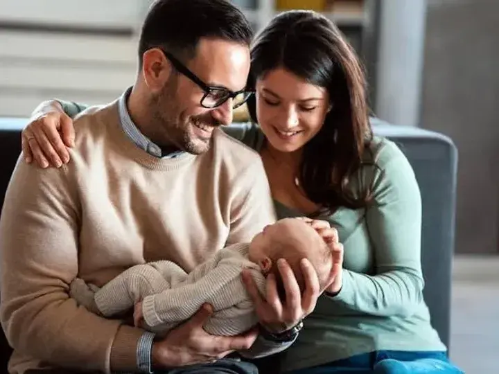 Baja natalidad y paternidad: los hombres desean tener más hijos pero la crianza sigue recayendo en las mujeres