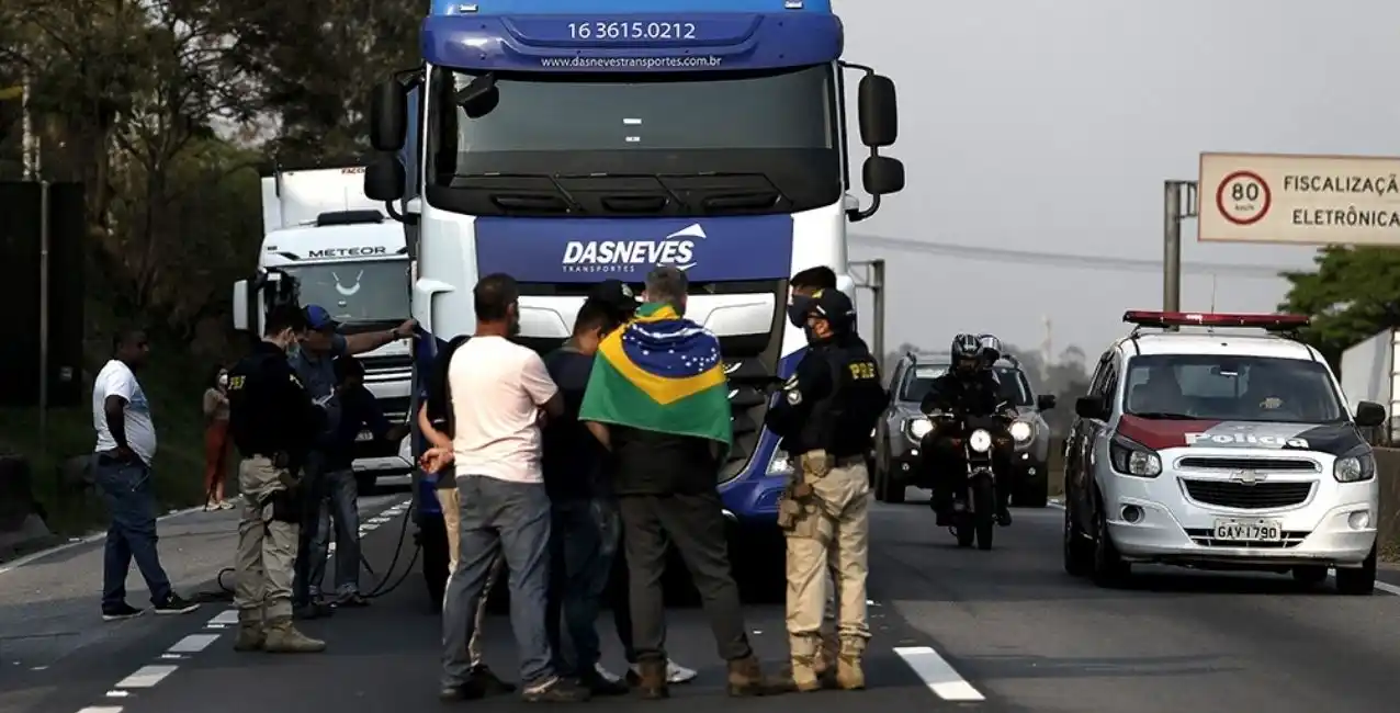 Bolsonaristas protestan en tres estados y cortan rutas en Santa Catarina
