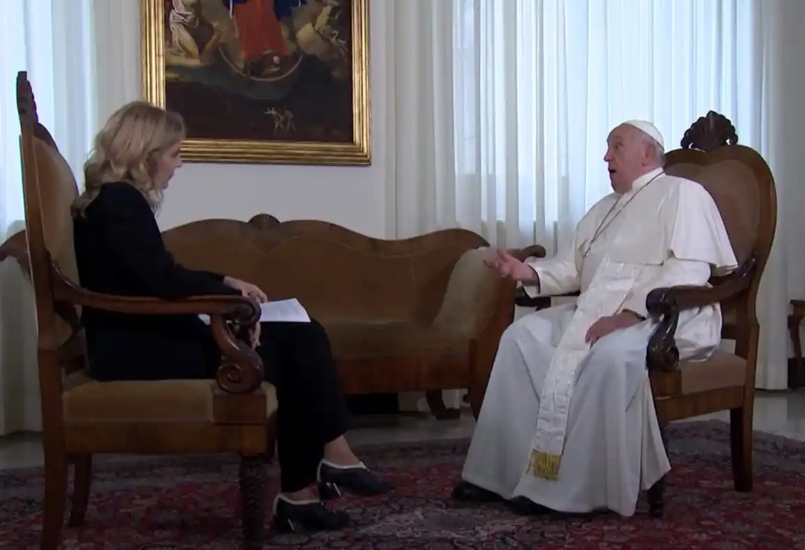 El Papa fue entrevistado por  Bernarda Llorente, ex directora de la agencia Télam.