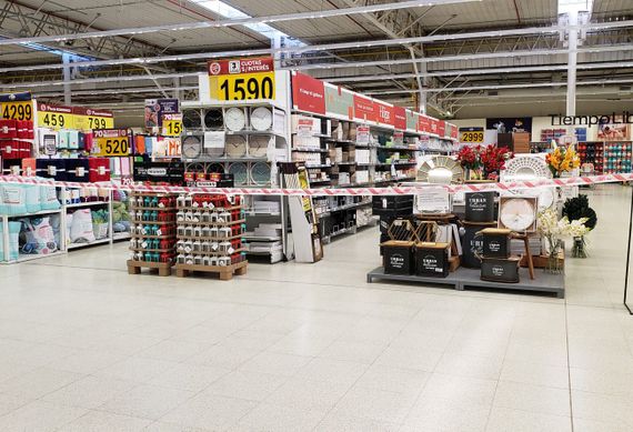 Los multirubros acataron el decreto local y limitaron la venta de mercadería no esencial
