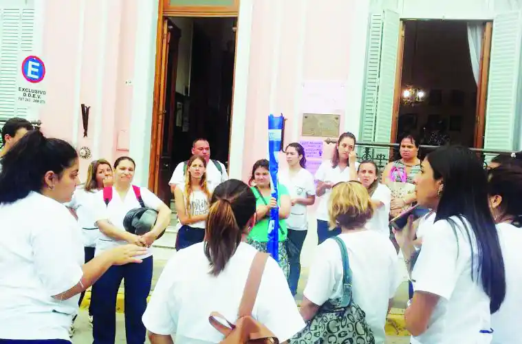 El acosador de una alumna sigue impune después de un año