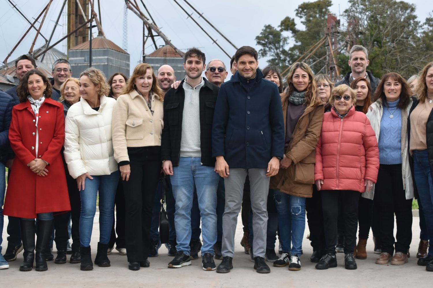 El gobernador acompañado de autoridades locales y provinciales.