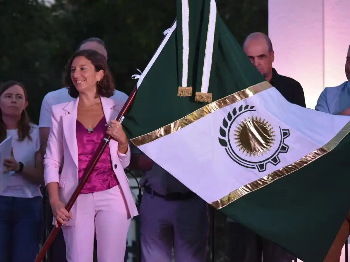 La senadora portando la flamante bandera.