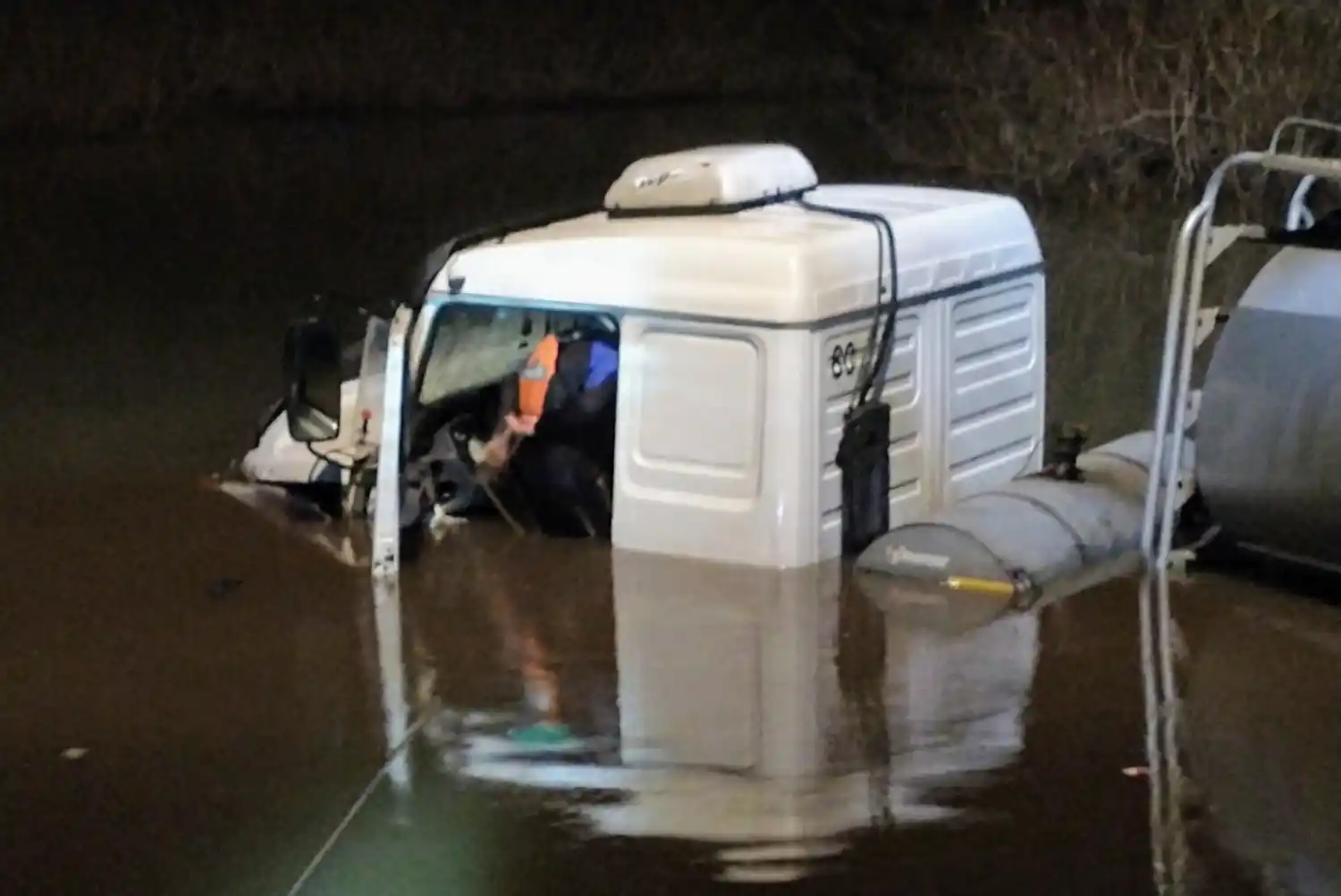 Cómo está el camionero que cayó al río Gualeguaychú