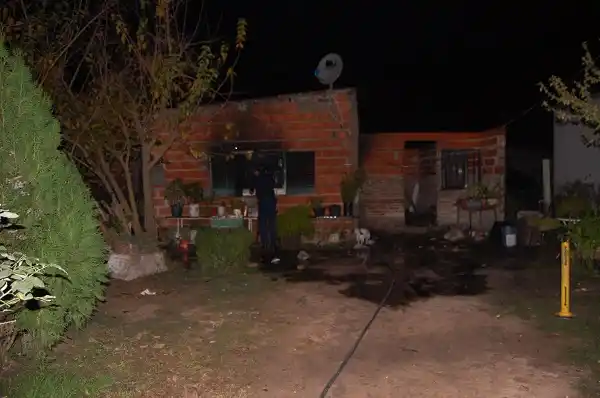 Incendio con pérdidas totales para una familia 