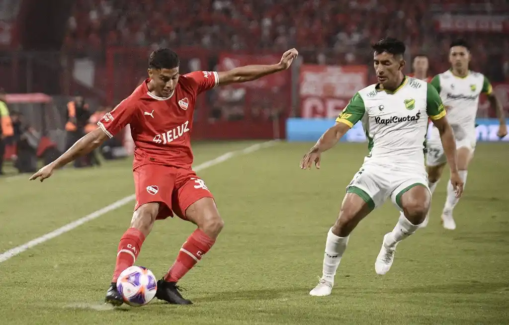 Santiago Salle intenta enviar un centro desde la derecha.