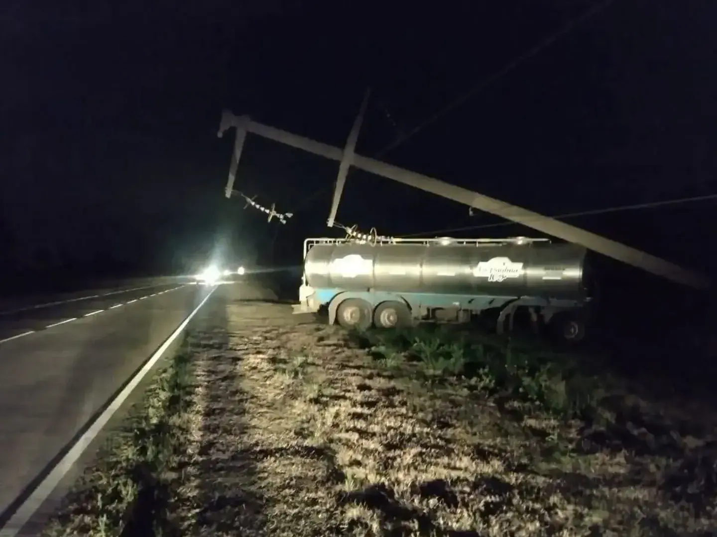 Un camión chocó una columna de alta tensión en Ruta Provincial 1 y dejó sin luz a Brinkmann