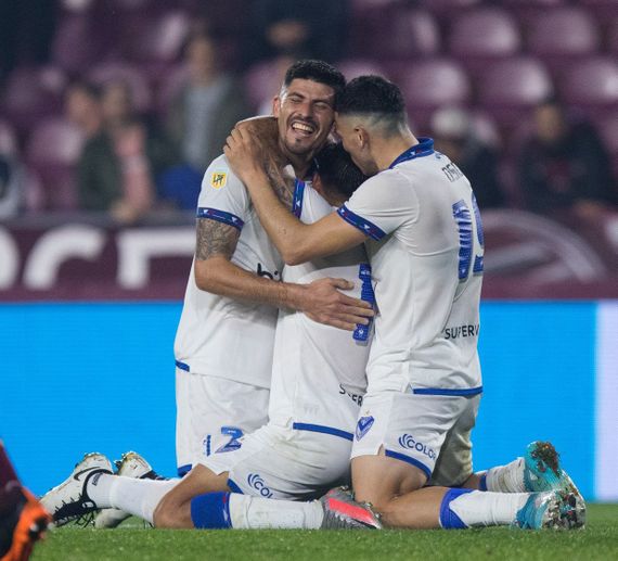Vélez confirmó su mejoría y sorprendió a Lanús en el Sur