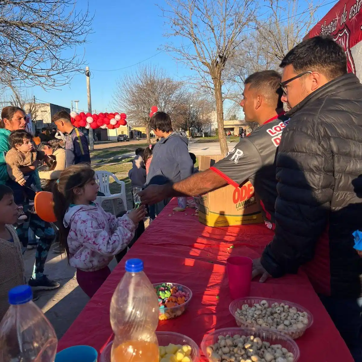 Solidaria merienda de Los Pibes del Norte en el Barrio Pancho Ramírez