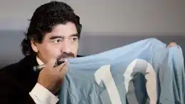 Maradona y un recuerdo de su vida deportiva en Nápoles