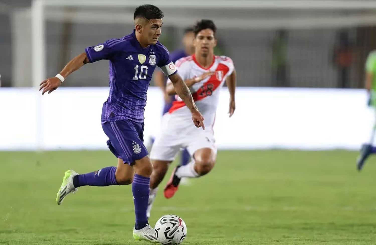 La selección argentina sub-23 derrotó a Perú por 2 a 0 con goles de Almada y Gondou