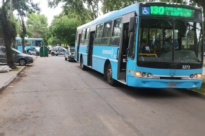 Una policía que viajaba en colectivo intervino en un robo con su arma reglamentaria.