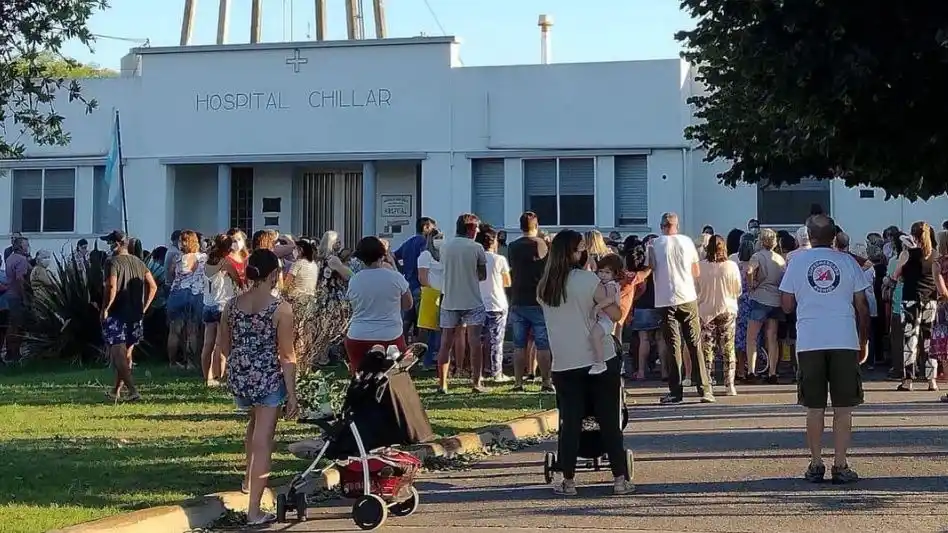 Azul: Un pueblo se movilizó hasta el hospital local para reclamarle insumos y personal al Intendente