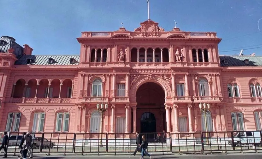 Tras el incidente con el auto, el Gobierno reforzará la seguridad de la Casa Rosada