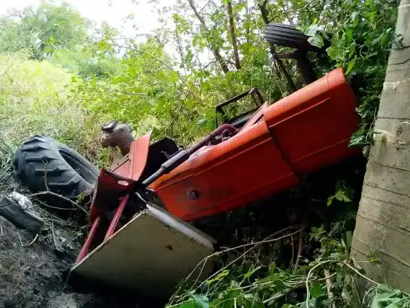 Entre Ríos: trabajador rural cayó con su tractor desde un puente en Ruta 12 y sufrió graves lesiones